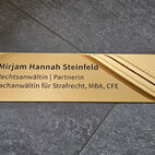 Exquisites Kanzleischild als Messingschild für eine überregionale Sozietät von Rechtsanwälten in Braunschweig.