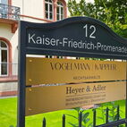 Exklusives Messingschild aus geschliffenem Diplomatenmessing für eine repräsentative Firmensitzbeschilderung in Bremen.
