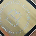 Großformatiges Messingschild als wetterfestes Gebäudeaußenschild für internationale Hotelketten in Mainz.