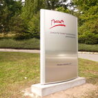 Freistehender Werbepylon aus robustem Aluminium und Edelstahl zur Außenkennzeichnung einer Klinik in Augsburg.