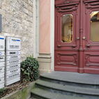 Großer Sammelwegweiser aus Edelstahl und satiniertem Acrylglas mit individueller Folienschrift in Hannover.
