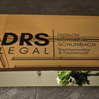 Prachtvolles Messingschild im farbigen Reliefdruck für eine repräsentative Notariatsbeschilderung in Chemnitz.