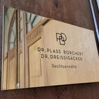 Präzise ausgeführtes Notarschild aus poliertem Diplomatenmessing für ein alteingesessenes Notariat in Saarbrücken.