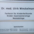 Praktischer Praxis-Wechselrahmen aus silbernem Aluminium mit weißer Acrylglasplatte für flexible Infos in Mannheim.