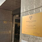 Goldglänzendes Messingschild als exklusives Praxisschild für eine medizinische Privatklinik in Frankfurt.