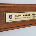 Klassisch graviertes Messingschild als kleines Namens- und Türschild für exklusive Wohnanlagen in Offenbach.