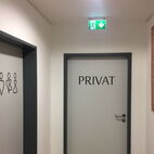 Modernes Innentürschild mit individueller Folienschrift für Behandlungszimmer und Büros in Bielefeld.
