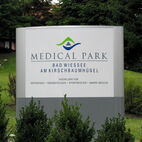 Beleuchteter Werbepylon aus Aluminium und transluzentem Acrylglas mit Folienschrift im Außenbereich in Krefeld.