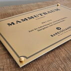 Dezent matt satiniertes Messingschild als geschmackvolles Hoteleingangsschild in Neuss.