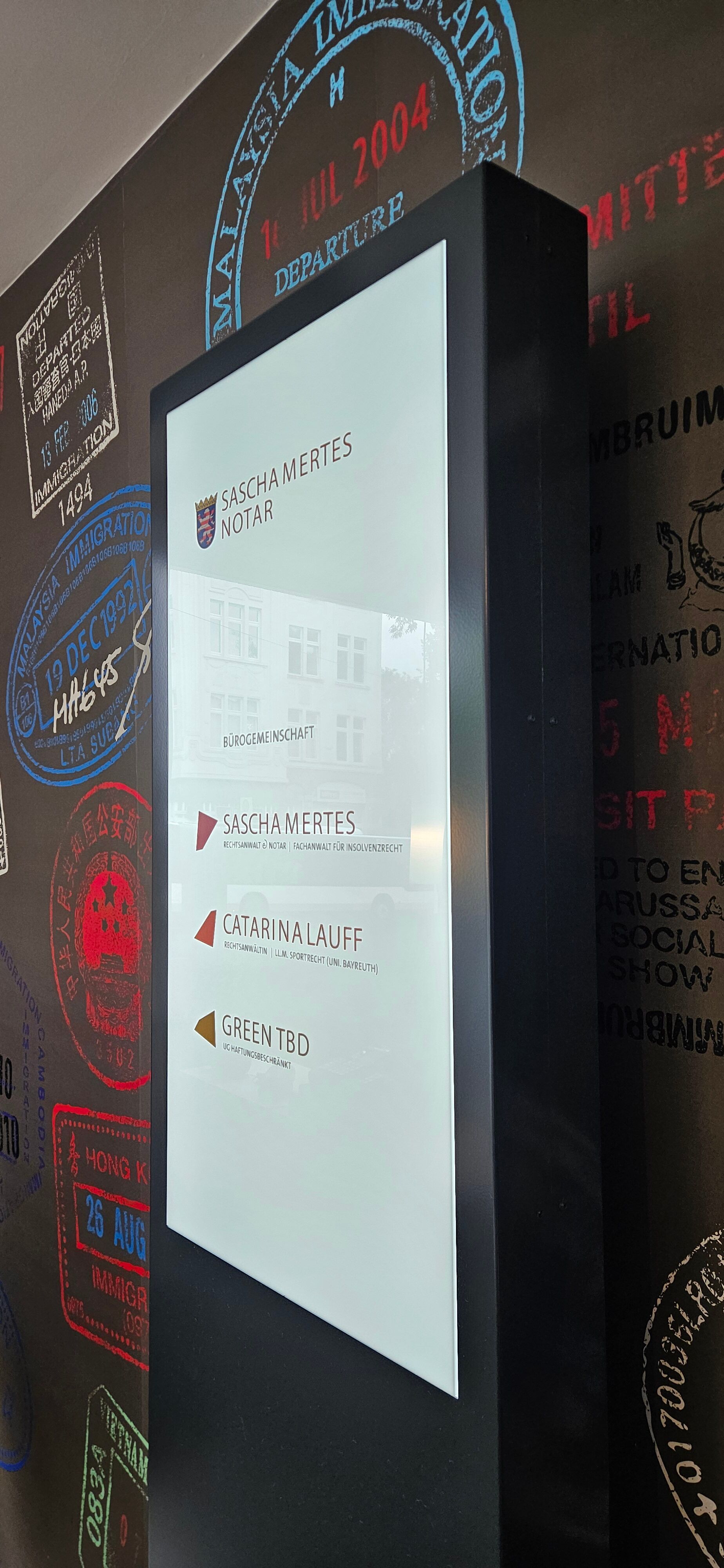 Wir liefern Pylone Stelen Aufsteller in Berlin, Hamburg, München, Köln, Frankfurt