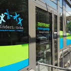 Professionelle Schaufensterbeschriftung mit langlebiger Folierung für eine logopädische Praxis in Bochum.