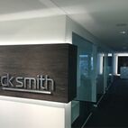 Wir liefern Firmenschilder in Halle, Magdeburg, Freiburg, Krefeld, Lübeck