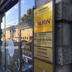 Geschraubter Außenwegweiser aus goldfarbenem Aluminium und klarem Plexiglas für eine edle Kanzlei in Freiburg.
