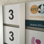 Etagen- und Geschosswegweiser für den Innenbereich aus silbernen Aluminiumleisten in einer Klinik in Aachen.