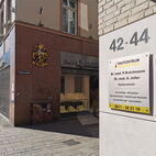 Wetterfestes Praxisschild aus Aluminium in edler Edelstahloptik mit direktem UV-Druck und Wand-Abstandshaltern in Leipzig.
