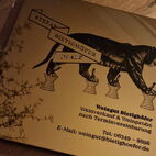 Innovatives Messingschild mit einem mehrfarbigen Logo-Verlauf im spürbaren Reliefdruck in Herne.