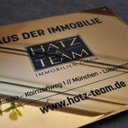 Hochglanz-Messingschild als edles Büroschild für eine exklusive Immobiliengesellschaft in Mülheim.