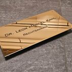 Wir liefern Messingschilder in Hamburg