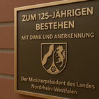 Repräsentative Bronzeguss-Plakette als offizielles Wappenschild für Verwaltungs- und Behördengebäude in Koblenz.