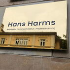 Modern gestaltetes Messingschild als glänzendes Büroschild für ein Architekturbüro in Kiel.
