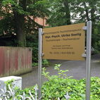 Exklusiver Außenaufsteller aus Edelstahl und goldfarbenem Aluminium mit langlebiger Folienschrift in München.