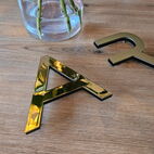 Plastische Goldbuchstaben aus Edelstahl als luxuriöser Firmenschriftzug im Hoteleingangsbereich in Erlangen.
