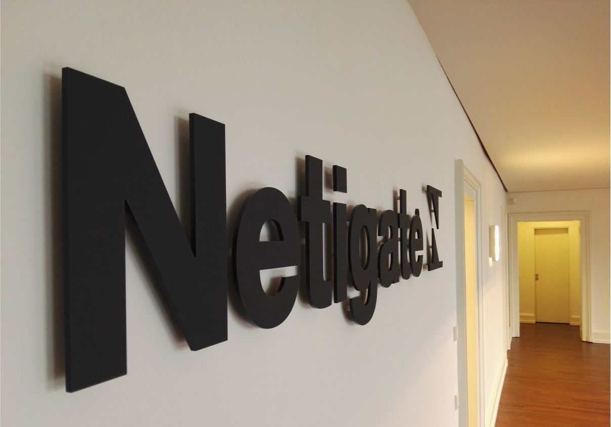 Wir liefern Firmenschilder in Wiesbaden . Kiel . Aachen . Chemnitz . Freiburg