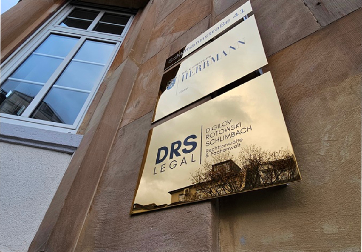 Hochwertiges Kanzleischild als Messingschild mit spürbarem Reliefdruck für eine renommierte Kanzlei von Rechtsanwälten in Bielefeld.