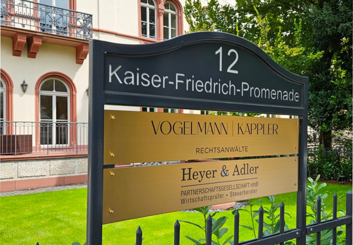 Exklusives Messingschild aus geschliffenem Diplomatenmessing mit prägungsähnlichem Druck für ein Banken- und Finanzinstitut in Bochum.