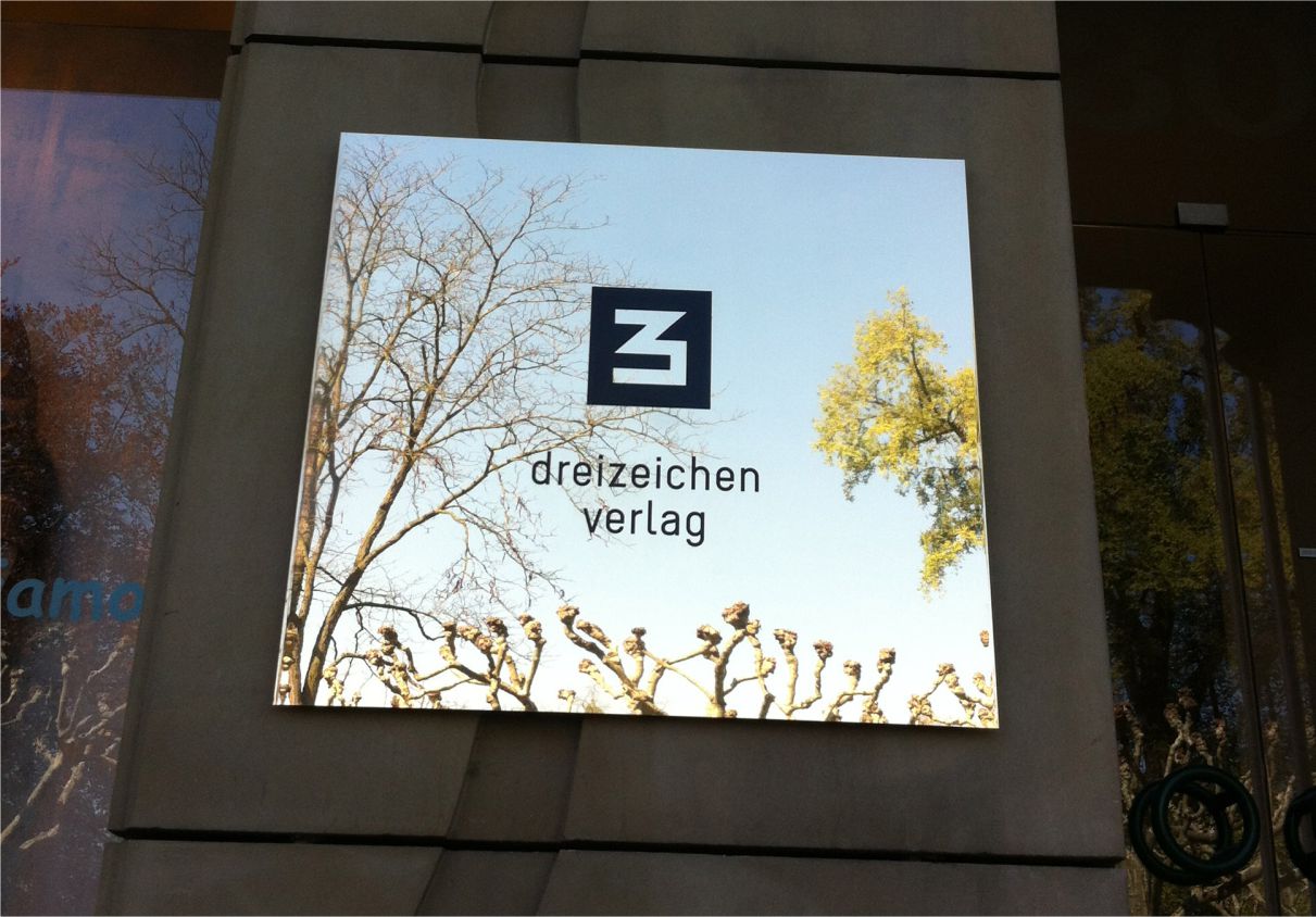 Edles Messingschild als Gebäudeaußenschild zur Firmensitzbeschilderung einer Wirtschaftsprüfer- und Steuerberatergesellschaft in Wiesbaden.