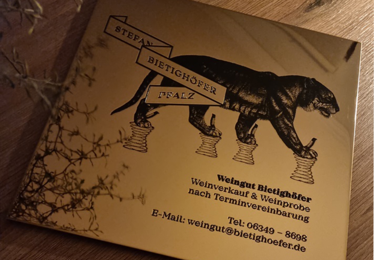 Spiegelpoliertes Messingschild im innovativen Reliefdruck mit Farbverlauf für das edle Firmenschild einer Immobiliengesellschaft in Karlsruhe.