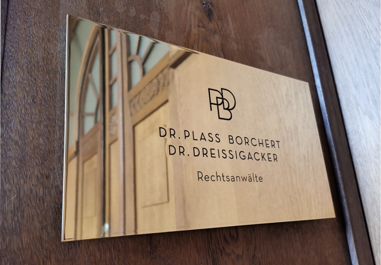 Anlauffreies Messingschild im edlen Reliefdruck als Notarschild für eine Notariatsbeschilderung im Außenbereich in Bonn.
