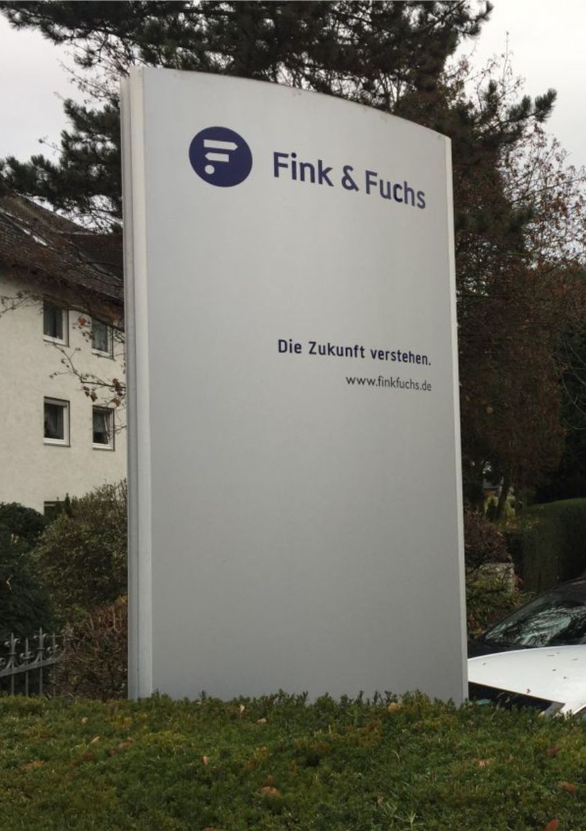 Wir liefern Pylone Stelen Aufsteller in Rhein-Main, Frankfurt, Mainz, Wiesbaden, Darmstadt, Aschaffenburg,  Offenbach, Hanau, Gießen