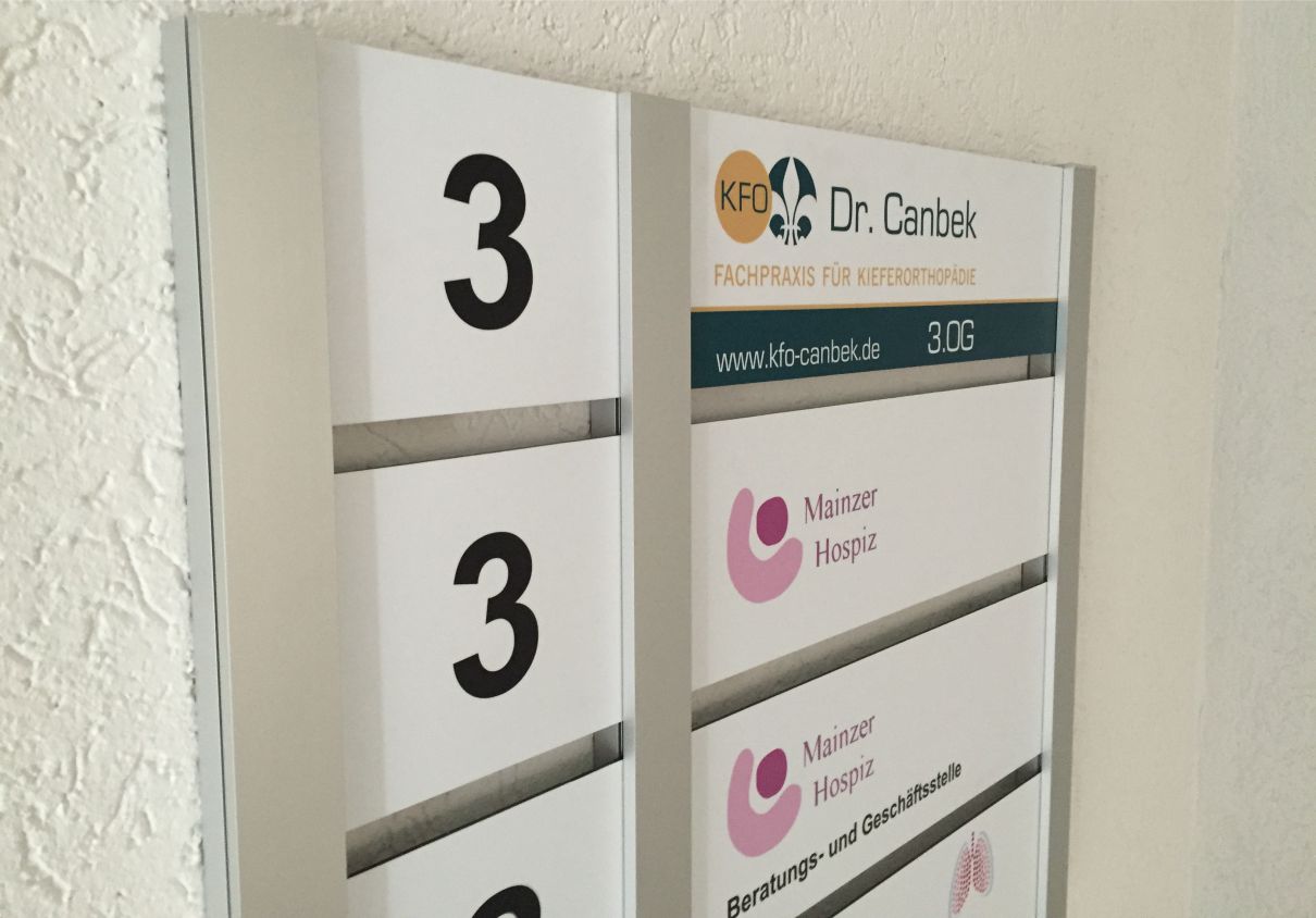 Wir liefern Etagenwegweiser für innen in Rhein-Ruhr, Köln, Düsseldorf, Dortmund, Essen, Duisburg, Bochum