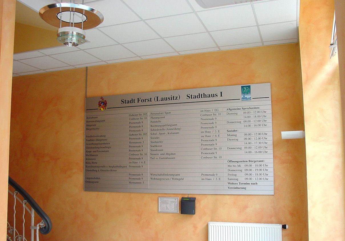 Wir liefern Etagenwegweiser für innen in Mitteldeutschland Nürnberg, Fürth, Erlangen, Schweinfurt, Bamberg, Bayreuth, Coburg, Weiden, Leipzig